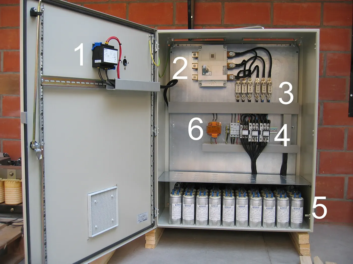 Batería automática de condensadores para compensar la energía reactiva, con sus contactores y sus escalones.