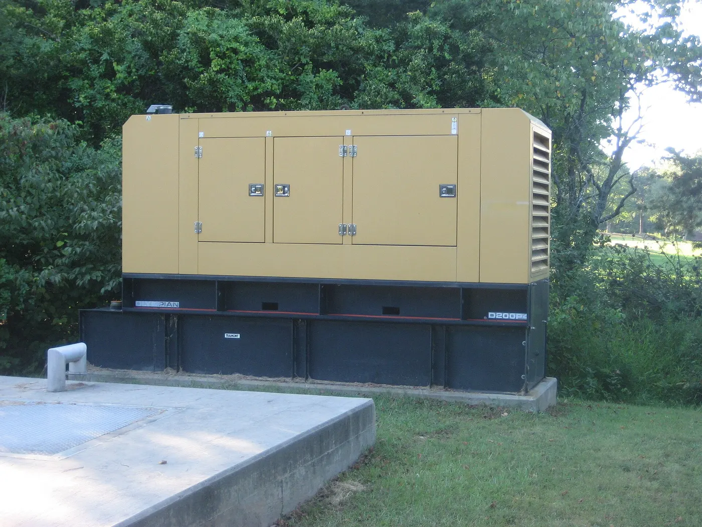 Grupo electrógeno diésel insonorizado en el exterior, sobre su bancada.